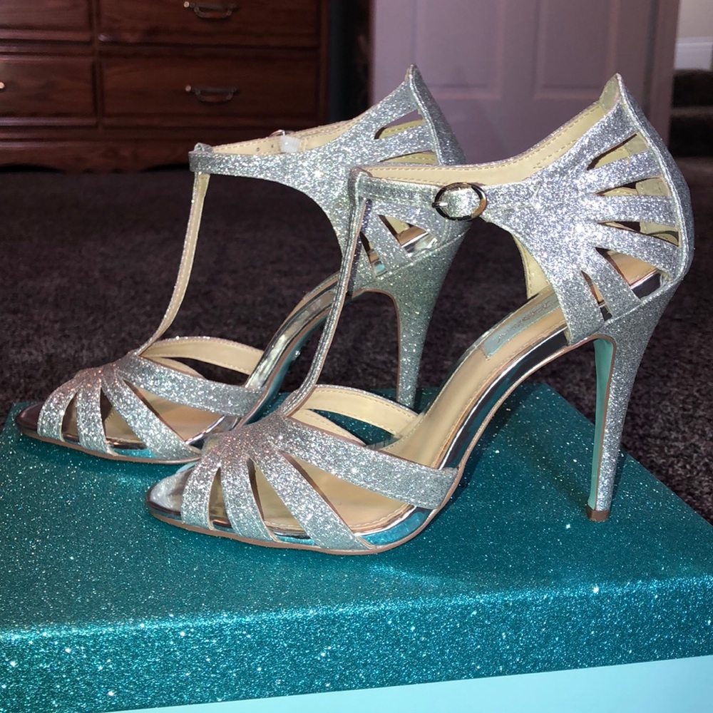 heels - Picture 3 of 3